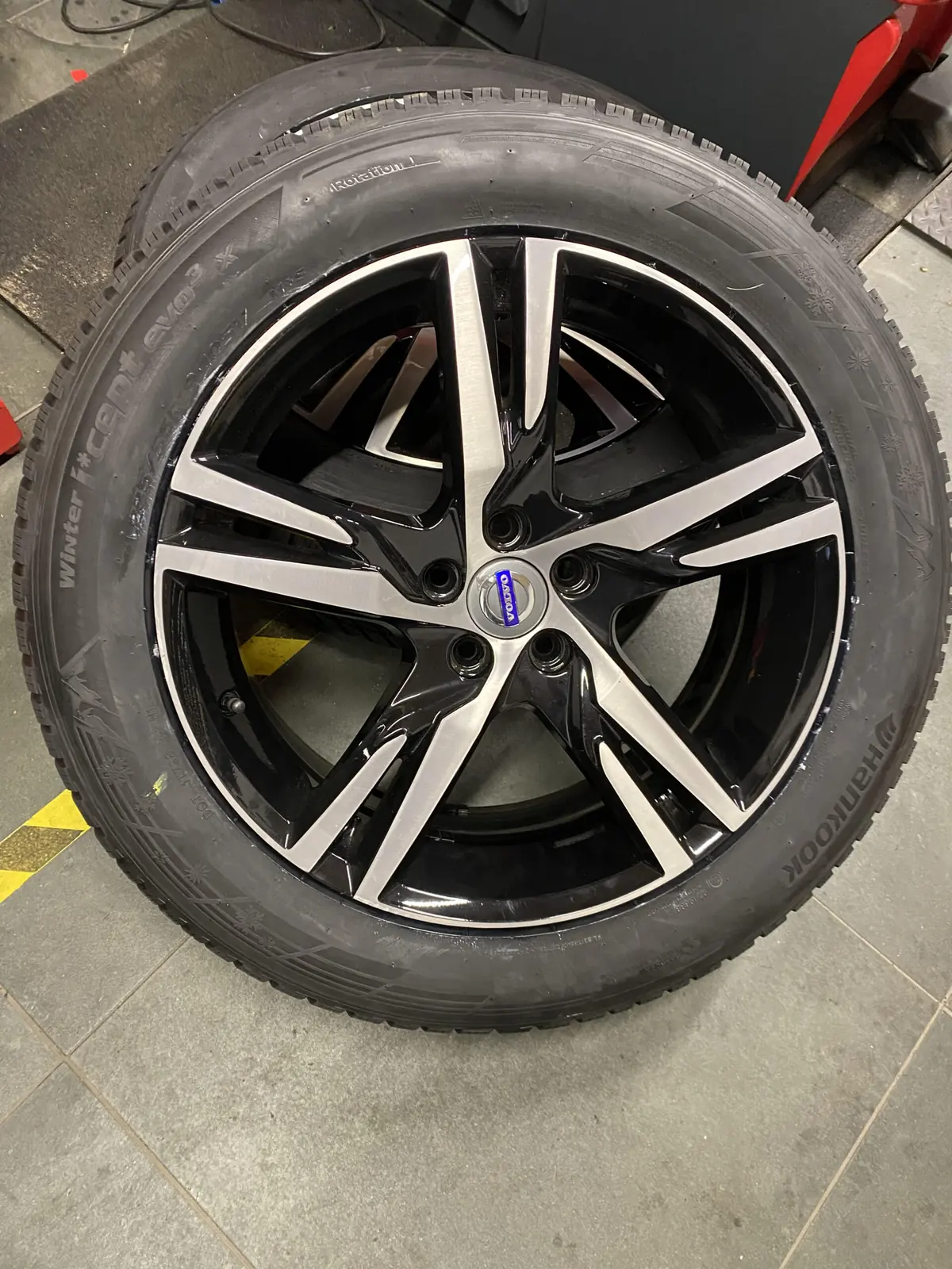 Koło Volvo z czarno-srebrną felgą aluminiową i zimową oponą Hankook tuż po montażu