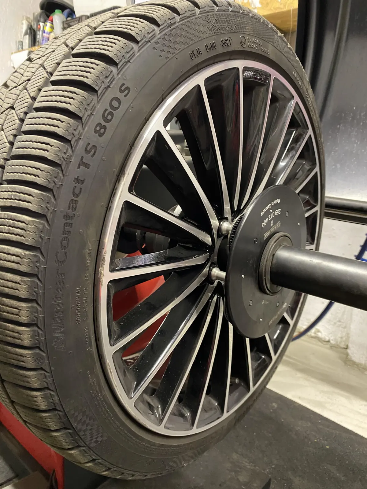 Koło z zimową oponą Continental WinterContact TS 860 S założone na wale wyważarki
