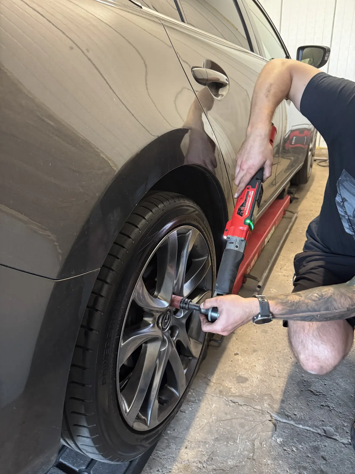 Dokręcanie śrub koła kluczem dynamometrycznym
