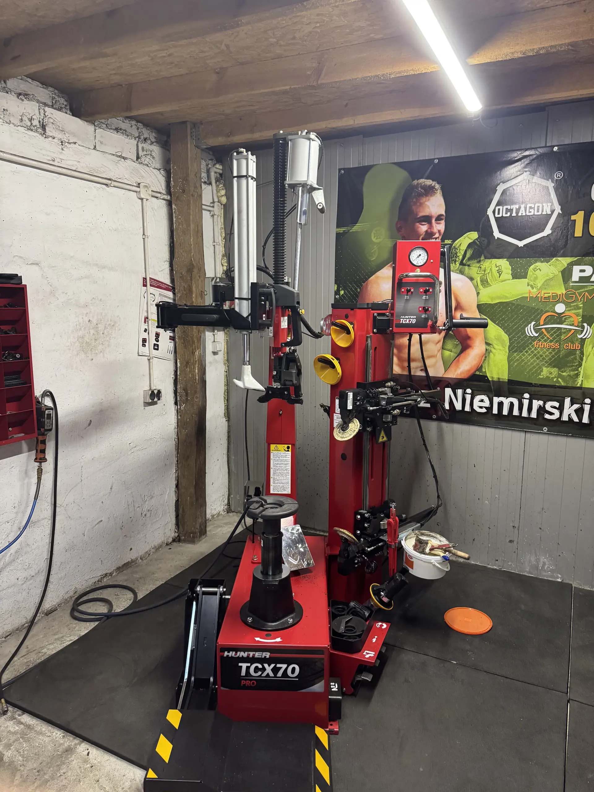 Automatyczna montażownica Hunter TCX70 Pro przygotowana do pracy