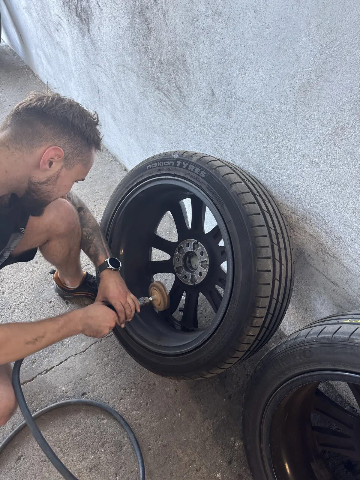 Zakładanie opony na czarną felgę aluminiową