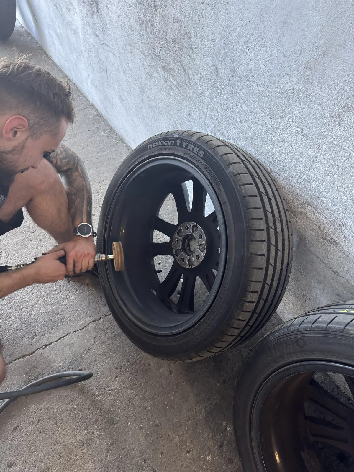 Centrowanie opony Nokian na czarnej feldze aluminiowej